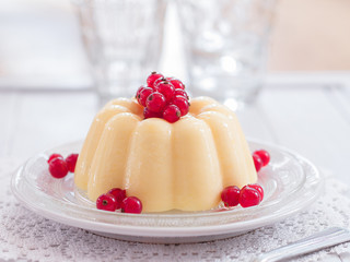 Vanillepudding mit roten Johannisbeeren