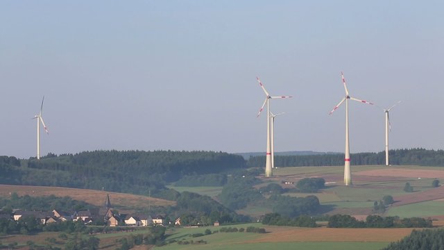Dorf mit Windpark