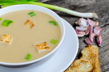 Soup garlic with toasted croutons