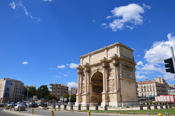 Fototapeta na wymiar Place Jules Guesde et arc de triomphe, Marseille 
