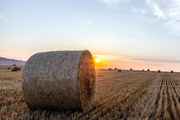 Strohballen und Sonnenaufgang