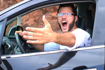 Homme colérique conduisant