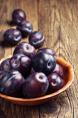 Plums in bowl