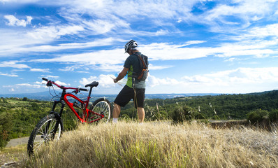 Obraz premium Cyclist read road map
