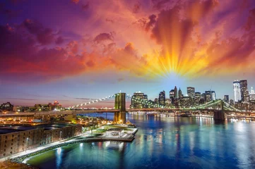 Papier Peint photo Brooklyn Bridge Wonderful sunset colors over New York Cityscape