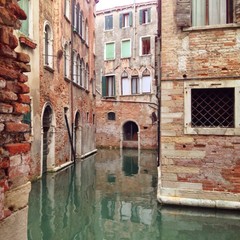 Fototapeta na wymiar Wasser an Häusern in Venedig
