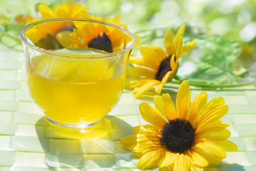 ひまわりと夏の風景