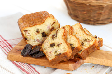 cake lardons pruneaux