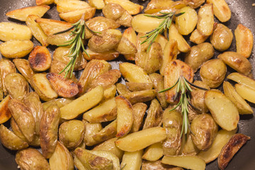 Rosmarinkartoffeln in einer Bratpfanne