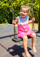 Bambina sull'altalena