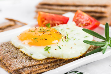 Fried egg on crisp bread