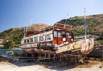 Fototapeta na wymiar decaying boat greece