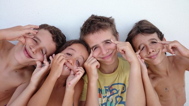 Ni&ntilde;os haciendo muecas