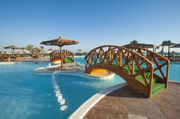 Obraz na płótnie Canvas Swimming pool at tropical holiday resort