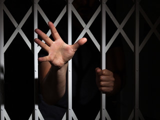 Hinter Gittern