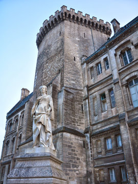 Margarita de Francia delante del Ayuntamiento de Angulema