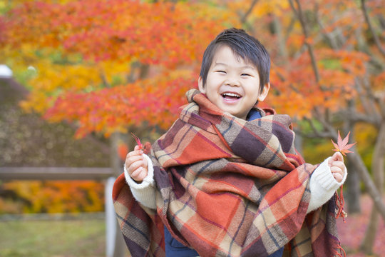 紅葉と笑顔の子供