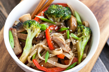 Udon noodles with vegetables