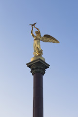 Скульптура Добрый ангел мира в лучах заходящего солнца