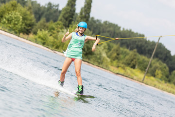 Frau beim Wassersport zeigt Daumen hoch