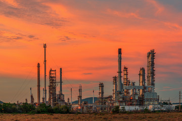Fototapeta na wymiar Oil refinery at twilight sky