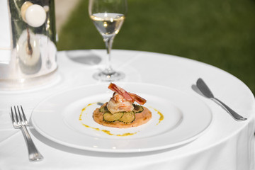 portata di pesce con vino bianco