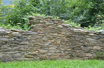 Original Natursteinmauer alt