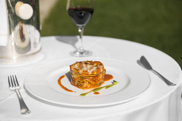 Portata di carne con vino rosso