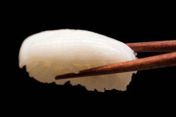 イカ 寿司 黒背景