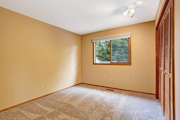 Fototapeta premium Empty bedroom interior in soft peach color