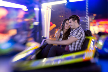 Obraz premium couple ride bumper car