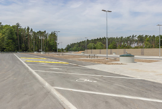 Neu gebaute Parkplätze an der Autobahn