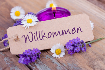 Obraz na płótnie Canvas Willkommen - Schild mit Deko aus Lavendel und Duftkerze