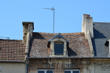 Fototapeta na wymiar Lucarne, cheminées et antenne