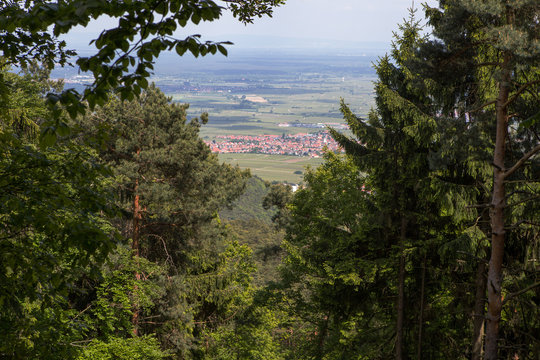 รูปภาพMittelgebirgslandschaft เลือกดูภาพถ่ายสต็อก เวกเตอร์ และวิดีโอ