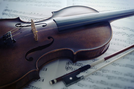 Violine mit Notenbl&auml;ttern 2