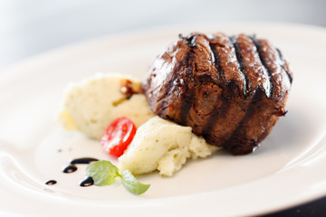 steak with mashed potatoes