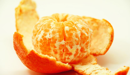 Mandarina sobre su piel