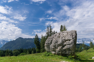 Fototapeta na wymiar Ein Fels in der Landschaft