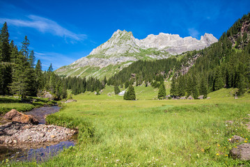 Bach am Wanderweg beim Unter Mürtschen