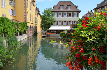 Fototapeta na wymiar Colmar, Petit Venice, water canal and traditional colorful house