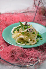 pasta con calamari e salvia