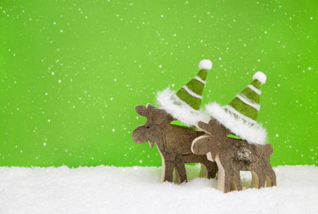 Dekoration Weihnachten in grün und weiß mit Elch auf Hintergrund