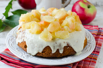 Cake with cream and caramelized apples