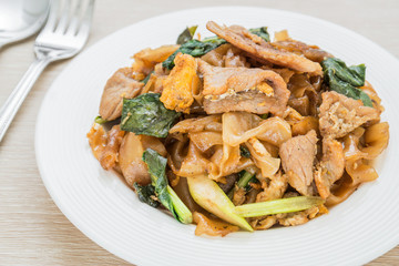 Stir fried rice noodle with pork (Pad See Eiw)