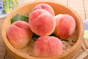 白桃を冷やす