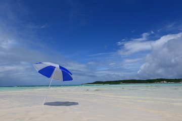 美しい沖縄のビーチと夏空