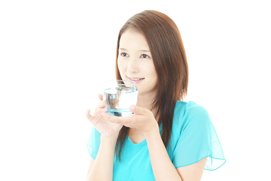 水を飲む笑顔の女性