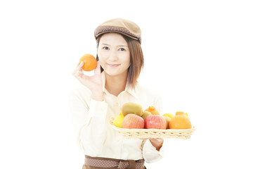 果物を持つウェイトレス