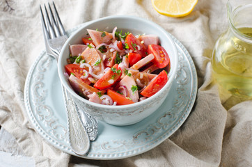 Salad with ham and tomatoes